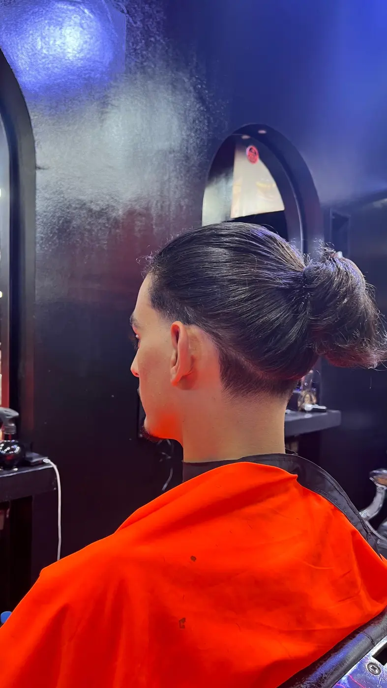Chignon (man bun) et undercut net, réalisés chez PREGA SQUAD