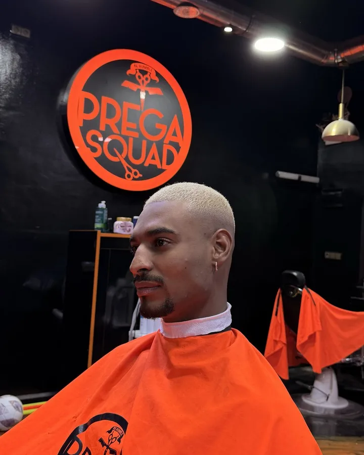 Même client après : décoloration blond platine, réalisée chez PREGA SQUAD